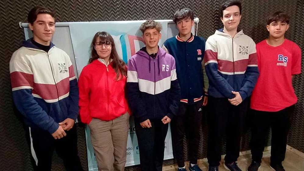 Los estudiantes en visita a Oíd Mortales Radio