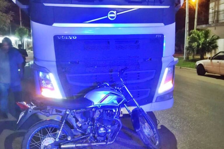 Una motociclista sufrió fractura tras chocar con un camión